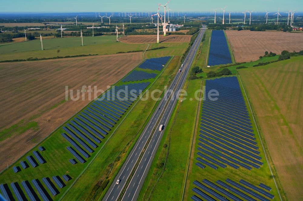 Gerdshagen von oben - Solarkraftwerk am Rande des Autobahn- Trasse und Streckenverlauf der BAB A24 in Gerdshagen im Bundesland Brandenburg, Deutschland