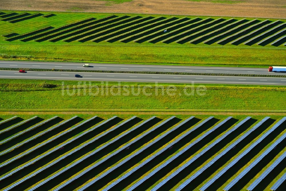 Gerdshagen aus der Vogelperspektive: Solarkraftwerk am Rande des Autobahn- Trasse und Streckenverlauf der BAB A24 in Gerdshagen im Bundesland Brandenburg, Deutschland