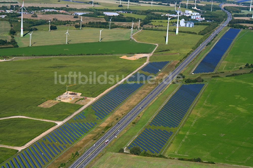 Maulbeerwalde von oben - Solarkraftwerk am Rande des Autobahn- Trasse und Streckenverlauf der BAB A24 in Maulbeerwalde im Bundesland Brandenburg, Deutschland