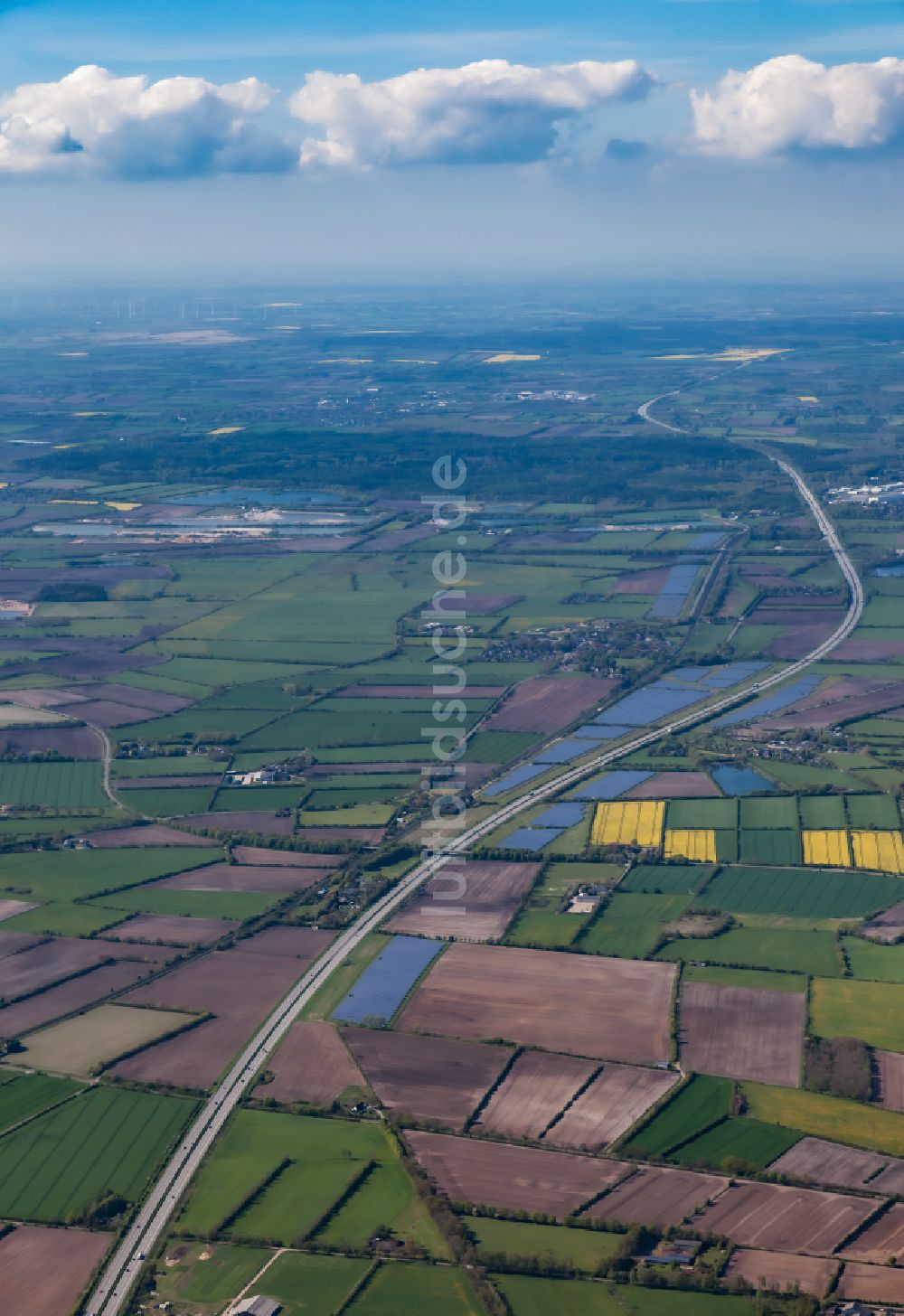 Oeversee von oben - Solarkraftwerk am Rande des Autobahn- Trasse und Streckenverlauf der BAB A7 in Oeversee im Bundesland Schleswig-Holstein, Deutschland