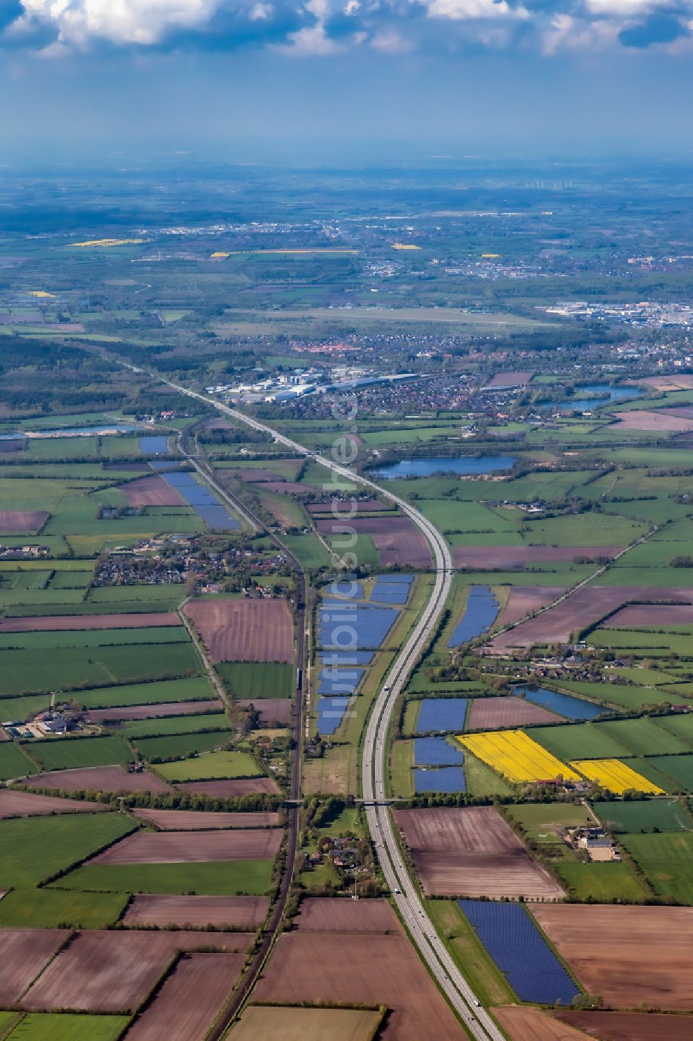 Luftbild Oeversee - Solarkraftwerk am Rande des Autobahn- Trasse und Streckenverlauf der BAB A7 in Oeversee im Bundesland Schleswig-Holstein, Deutschland