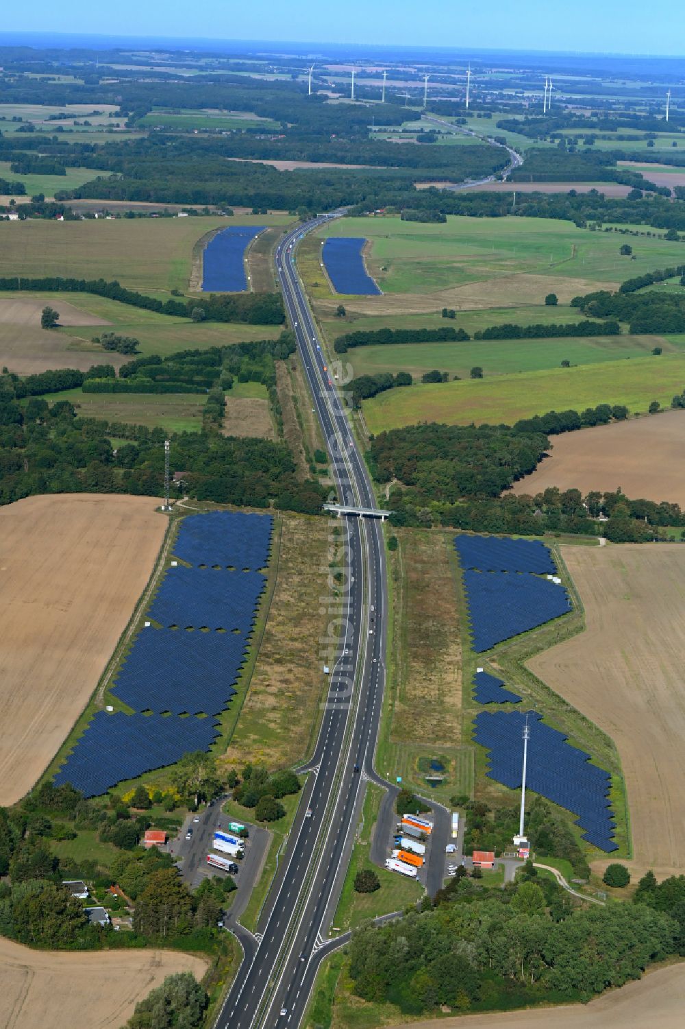 Luftbild Silmersdorf - Solarkraftwerk am Rande des Autobahn- Trasse und Streckenverlauf der BAB A24 in Silmersdorf im Bundesland Brandenburg, Deutschland