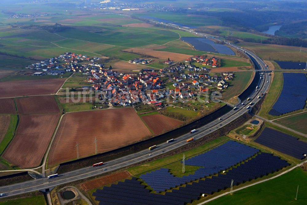 Triefenstein aus der Vogelperspektive: Solarkraftwerk am Rande des Autobahn- Trasse und Streckenverlauf der BAB A3 in Triefenstein im Bundesland Bayern, Deutschland