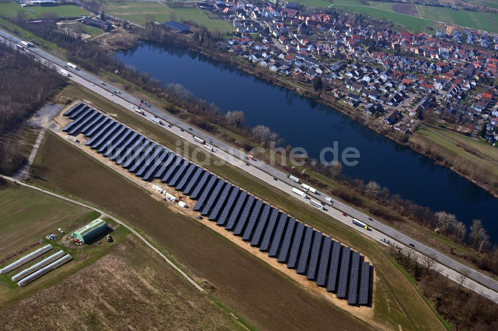 Untergrombach von oben - Solarkraftwerk am Rande des Autobahn- Trasse und Streckenverlauf der BAB A in Untergrombach im Bundesland Baden-Württemberg, Deutschland