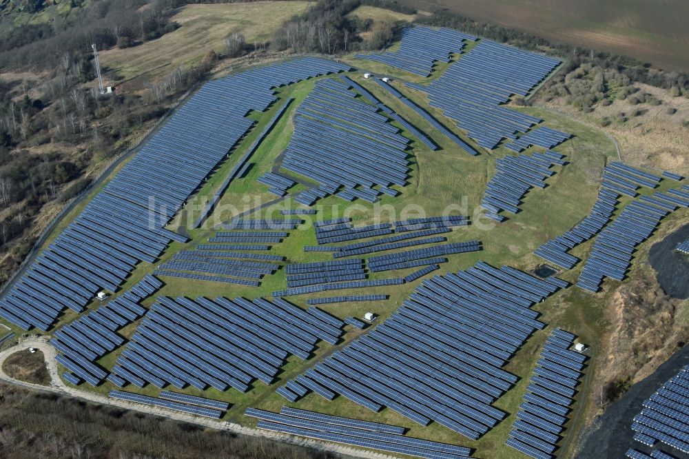 Luftaufnahme Eisleben, Lutherstadt - Solarpark bzw. Solarkraftwerk auf einer Abraum- Halde in Eisleben, Lutherstadt im Bundesland Sachsen-Anhalt
