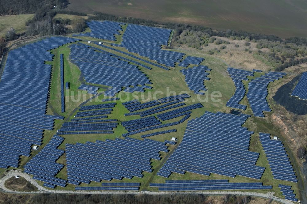 Eisleben, Lutherstadt aus der Vogelperspektive: Solarpark bzw. Solarkraftwerk auf einer Abraum- Halde in Eisleben, Lutherstadt im Bundesland Sachsen-Anhalt