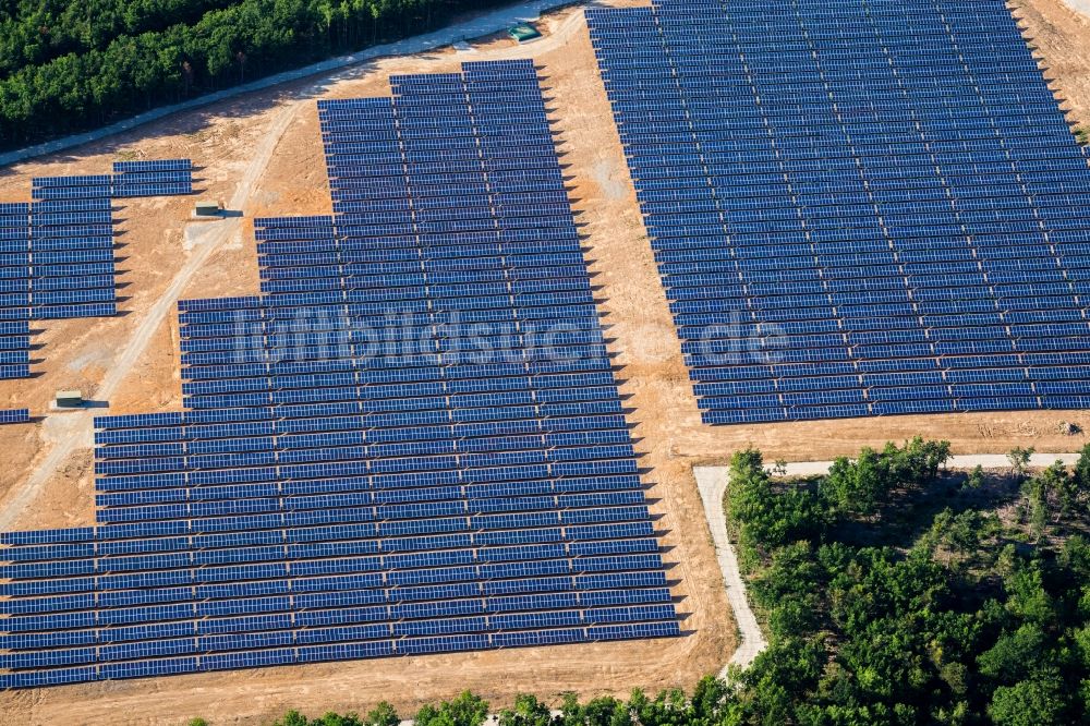 Luftaufnahme Aspremont - Solarpark bzw. Solarkraftwerk in Aspremont in Provence-Alpes-Cote d'Azur, Frankreich