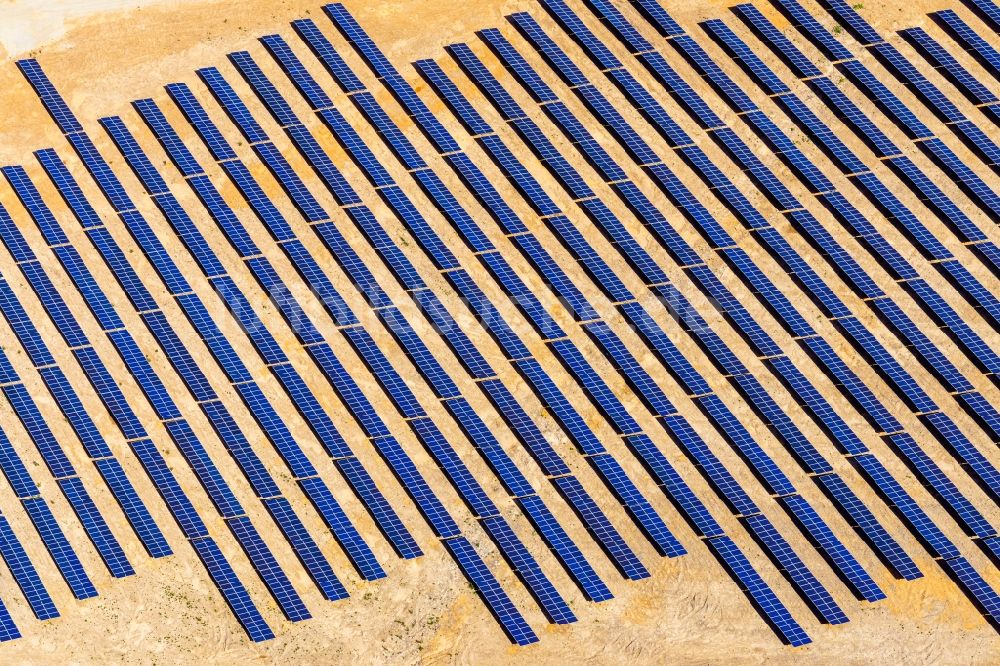 Luftaufnahme La Batie-Montsaleon - Solarpark bzw. Solarkraftwerk in La Batie-Montsaleon in Provence-Alpes-Cote d'Azur, Frankreich