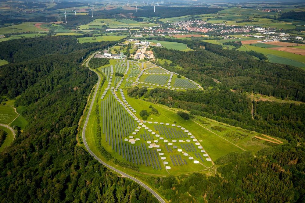 Luftaufnahme Bad Arolsen - Solarpark bzw. Solarkraftwerk auf dem ehemaligen Gelände der Prinz-Eugen-Kaserne in Bad Arolsen im Bundesland Hessen, Deutschland