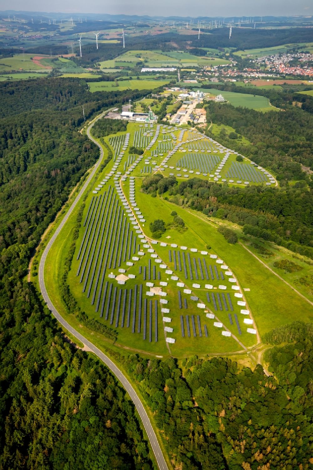 Bad Arolsen von oben - Solarpark bzw. Solarkraftwerk auf dem ehemaligen Gelände der Prinz-Eugen-Kaserne in Bad Arolsen im Bundesland Hessen, Deutschland