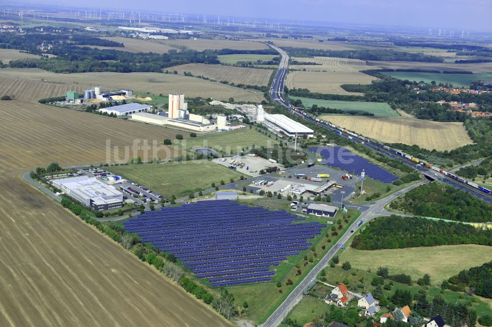 Kleinhelmsdorf aus der Vogelperspektive: Solarpark bzw. Solarkraftwerk entlang der Eisenberger Straße - Lindenstraße in Kleinhelmsdorf im Bundesland Sachsen-Anhalt, Deutschland