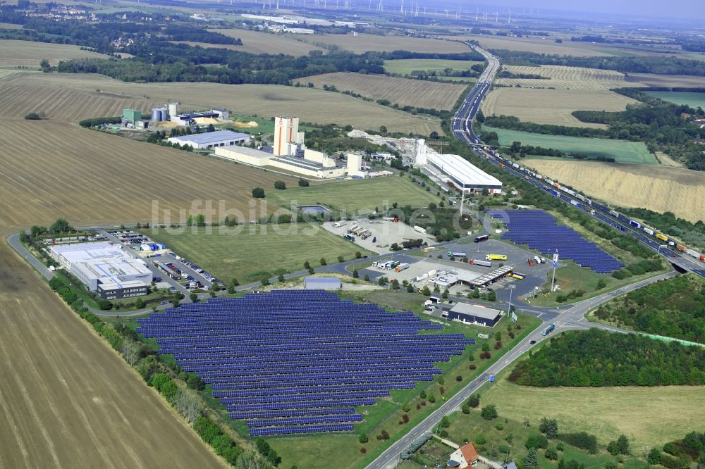Luftbild Kleinhelmsdorf - Solarpark bzw. Solarkraftwerk entlang der Eisenberger Straße - Lindenstraße in Kleinhelmsdorf im Bundesland Sachsen-Anhalt, Deutschland