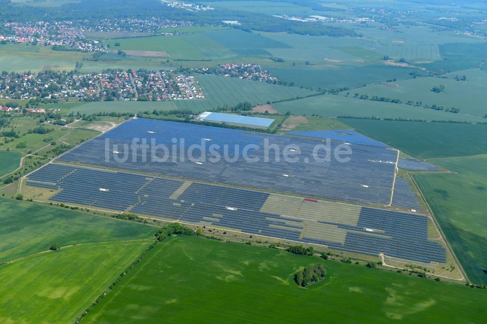 Eiche von oben - Solarpark bzw. Solarkraftwerk auf Feldern in Eiche im Bundesland Brandenburg, Deutschland