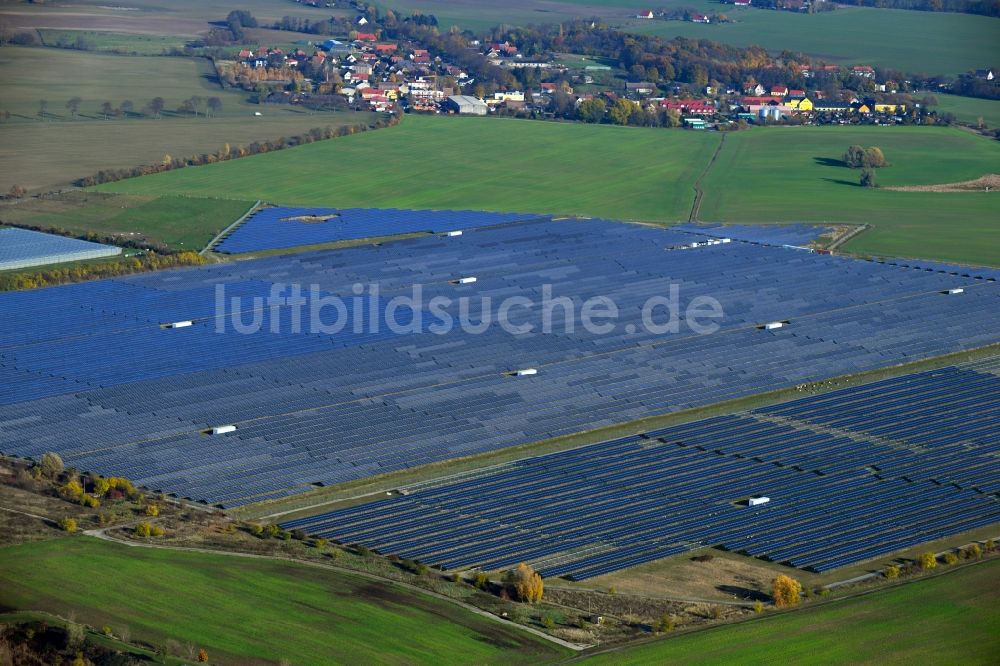 Eiche aus der Vogelperspektive: Solarpark bzw. Solarkraftwerk auf Feldern in Eiche im Bundesland Brandenburg, Deutschland