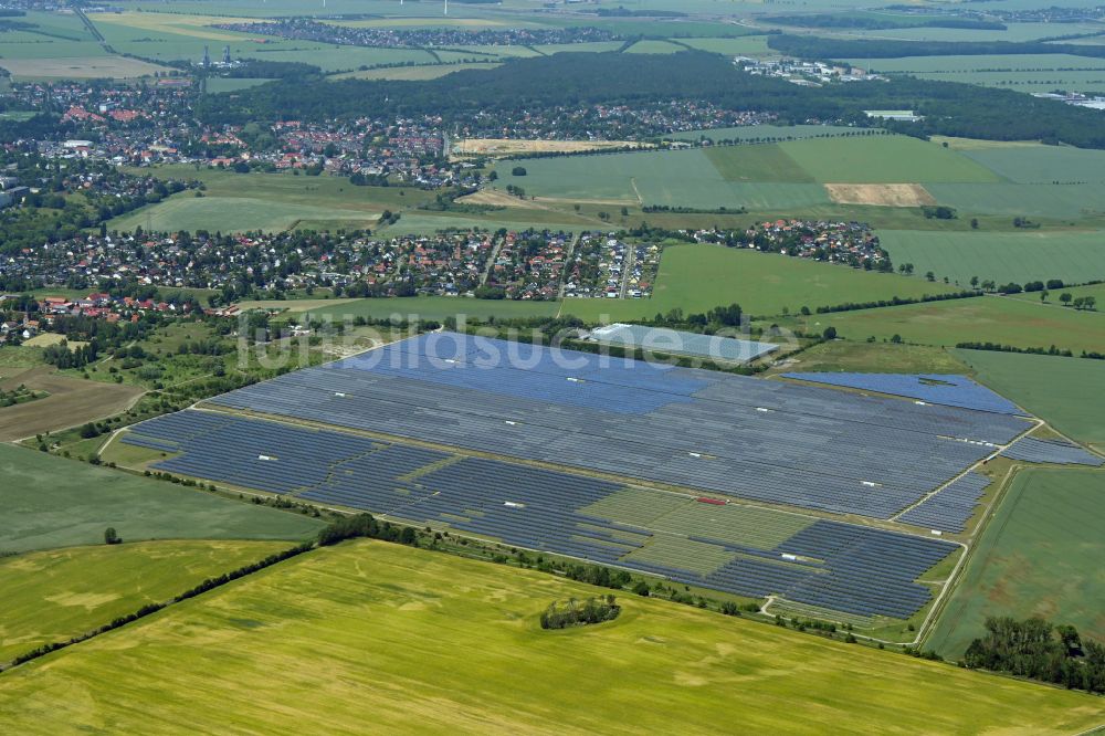 Luftaufnahme Eiche - Solarpark bzw. Solarkraftwerk auf Feldern in Eiche im Bundesland Brandenburg, Deutschland