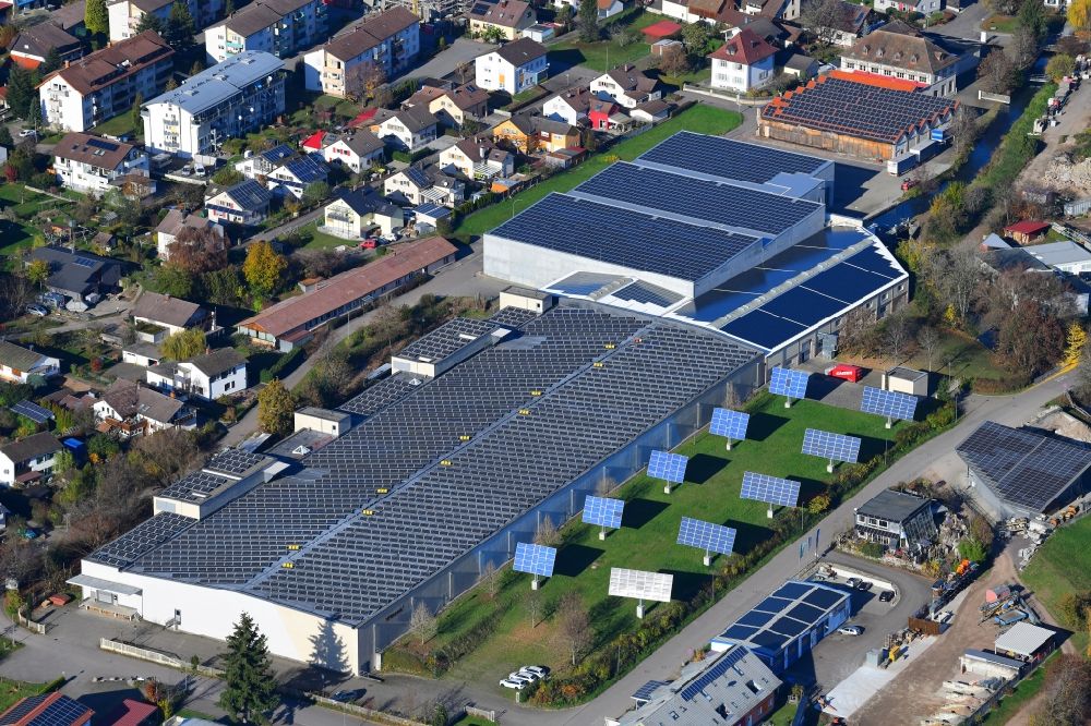 Hausen im Wiesental aus der Vogelperspektive: Solarpark bzw. Solarkraftwerk auf den Firmendächern des ehemaligen Textilunternehmens Brennet AG in Hausen im Wiesental im Bundesland Baden-Württemberg