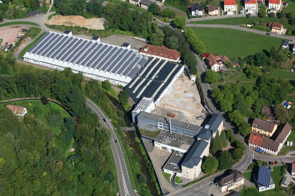 Wehr von oben - Solarpark bzw. Solarkraftwerk auf den Firmendächern des ehemaligen Textilunternehmens Brennet AG in Wehr im Ortsteil Brennet im Bundesland Baden-Württemberg