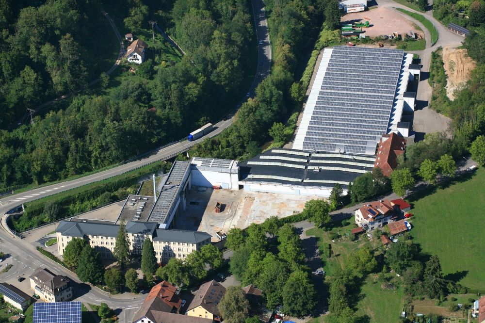 Wehr aus der Vogelperspektive: Solarpark bzw. Solarkraftwerk auf den Firmendächern des ehemaligen Textilunternehmens Brennet AG in Wehr im Ortsteil Brennet im Bundesland Baden-Württemberg