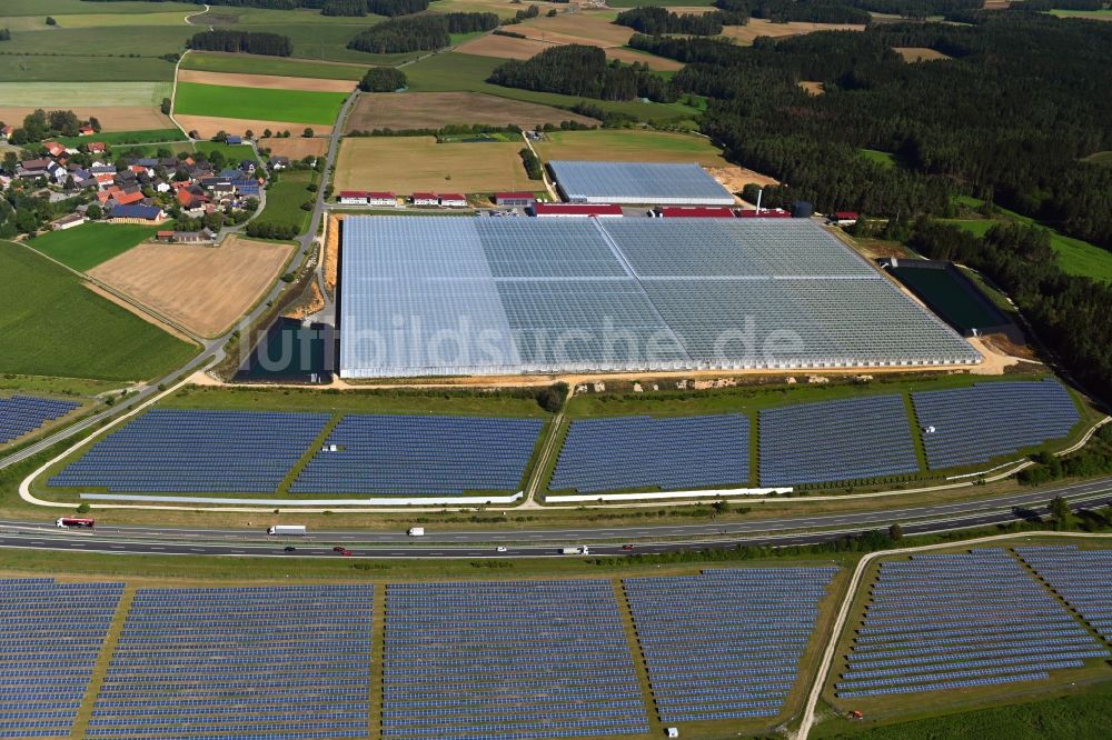 Wonsees aus der Vogelperspektive: Solarpark bzw. Solarkraftwerk Jura-Solarpark an der BAB A70 in Wonsees im Bundesland Bayern, Deutschland