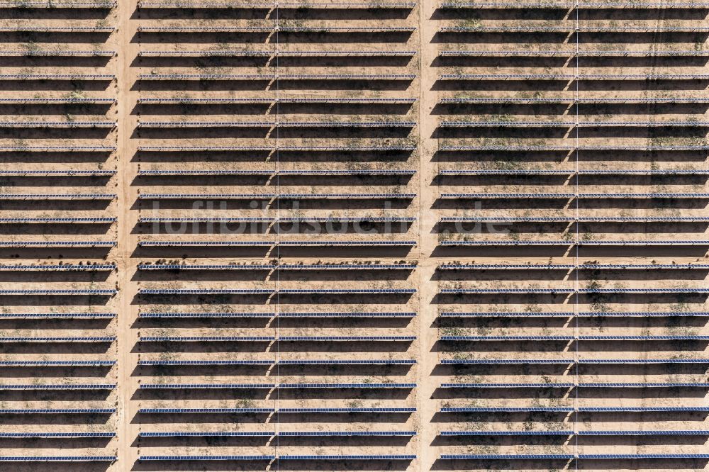 Kingman aus der Vogelperspektive: Solarpark bzw. Solarkraftwerk in Kingman in Arizona, USA