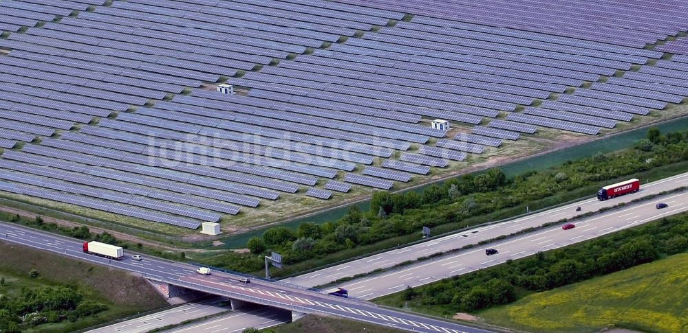 Rödgen von oben - Solarpark bzw. Solarkraftwerk in Rödgen im Bundesland Sachsen-Anhalt, Deutschland