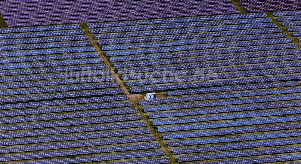 Luftaufnahme Rödgen - Solarpark bzw. Solarkraftwerk in Rödgen im Bundesland Sachsen-Anhalt, Deutschland