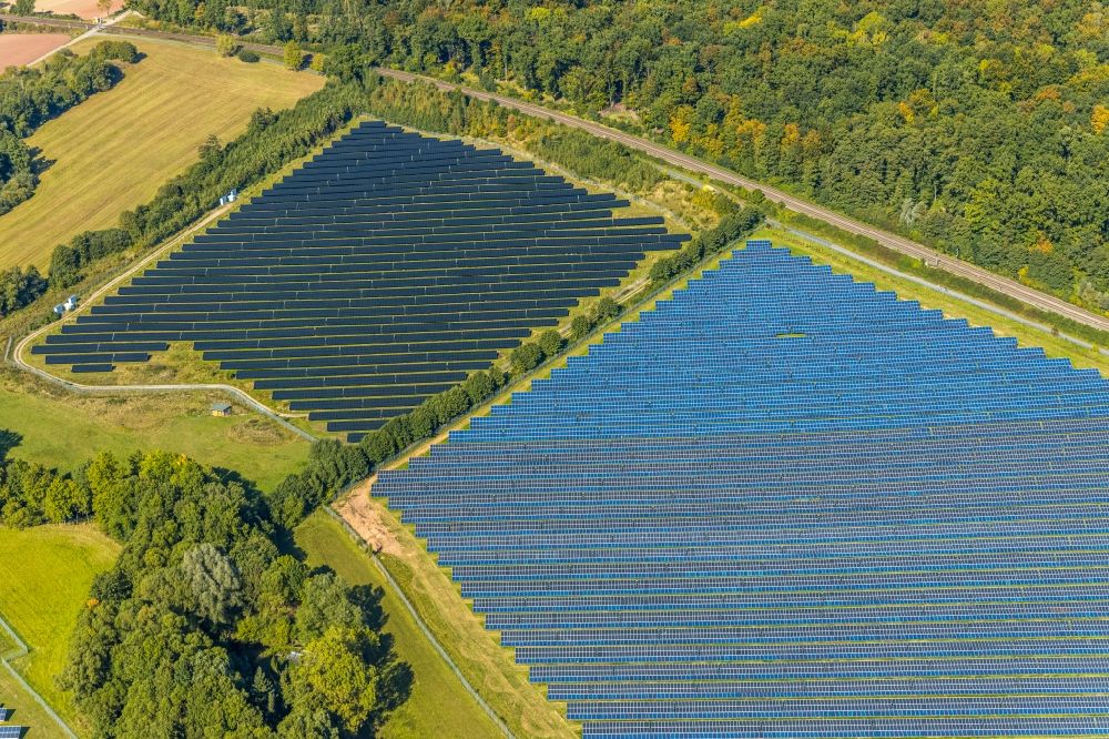 Luftaufnahme Bad Driburg - Solarpark bzw. Solarkraftwerk am Satzer Moor an der Industriestraße im Ortsteil Herste in Bad Driburg im Bundesland Nordrhein-Westfalen, Deutschland