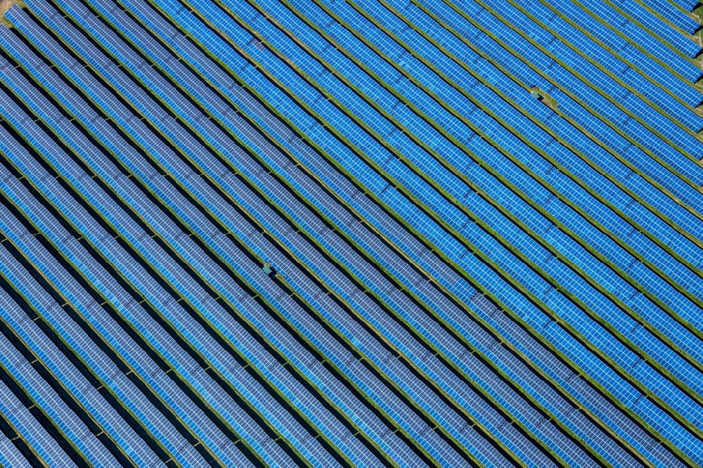 Bad Driburg von oben - Solarpark bzw. Solarkraftwerk am Satzer Moor an der Industriestraße im Ortsteil Herste in Bad Driburg im Bundesland Nordrhein-Westfalen, Deutschland