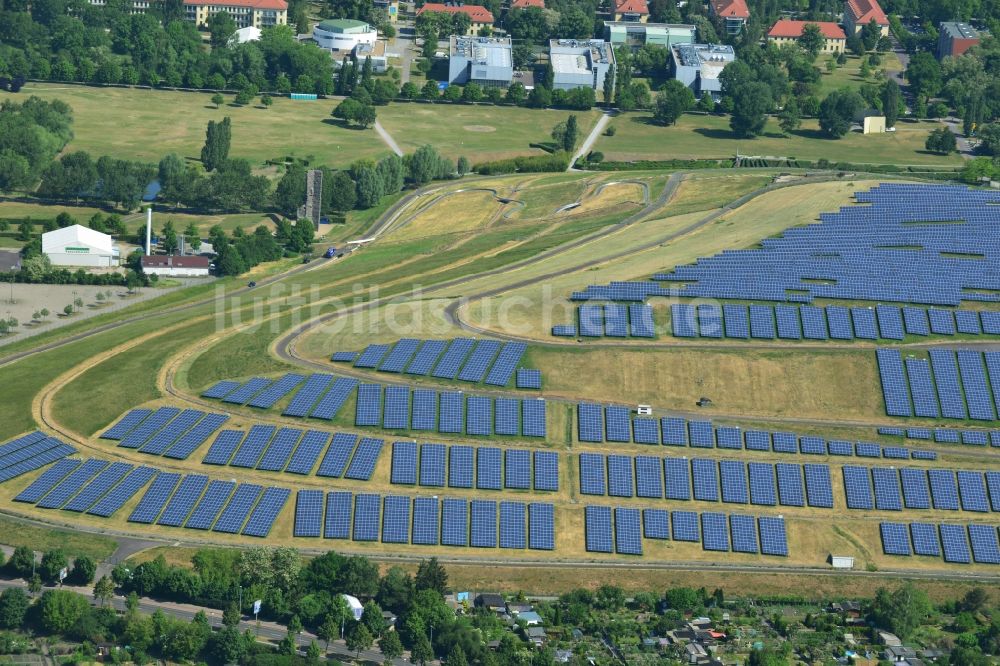 Luftbild Magdeburg - Solarpark bzw. Solarkraftwerk auf der stillgelegten Halde der Mülldeponie am Cracauer Anger in Magdeburg im Bundesland Sachsen-Anhalt