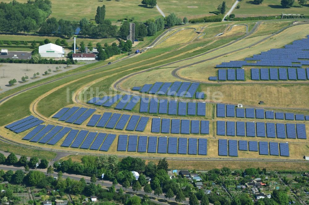 Luftaufnahme Magdeburg - Solarpark bzw. Solarkraftwerk auf der stillgelegten Halde der Mülldeponie am Cracauer Anger in Magdeburg im Bundesland Sachsen-Anhalt