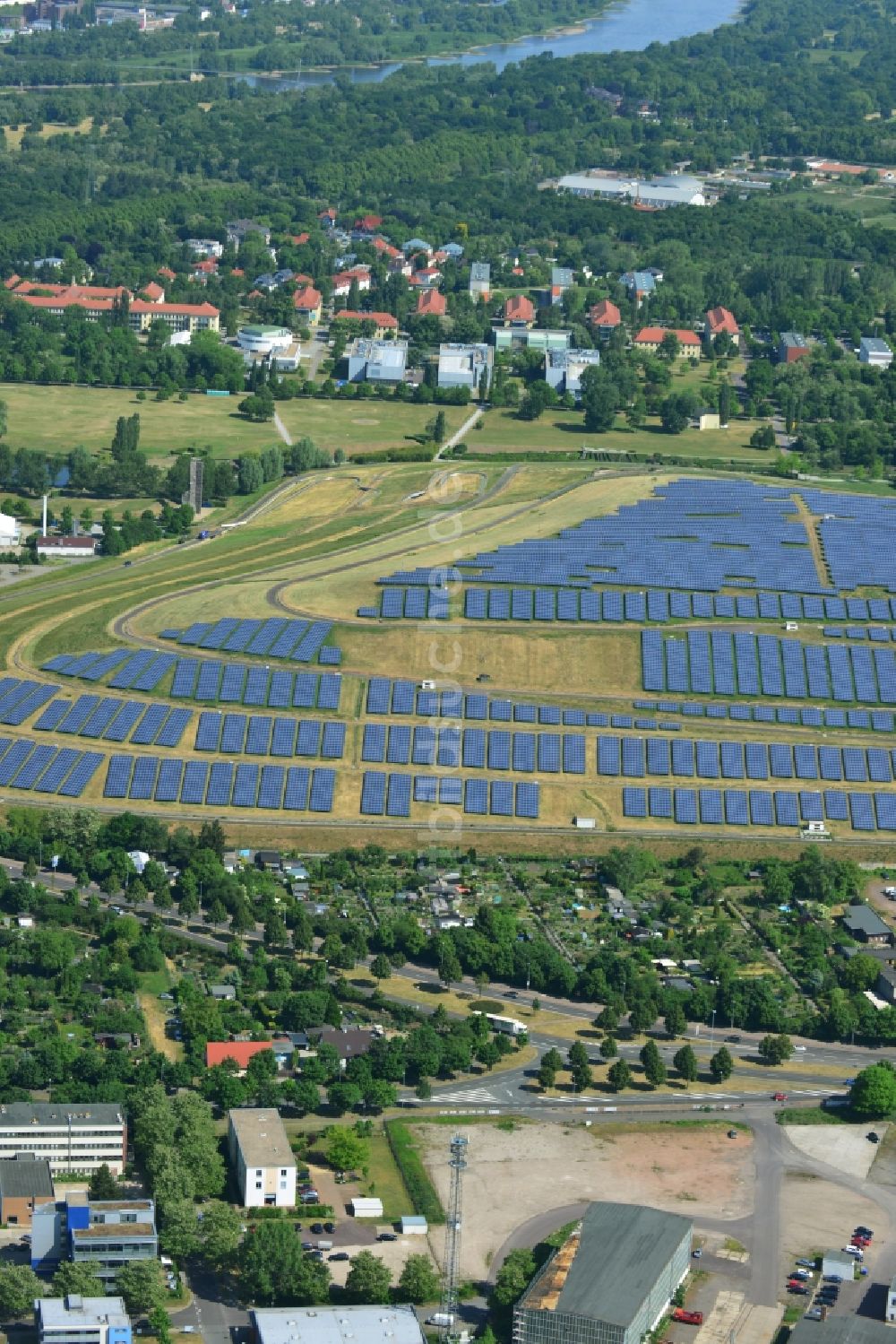 Magdeburg von oben - Solarpark bzw. Solarkraftwerk auf der stillgelegten Halde der Mülldeponie am Cracauer Anger in Magdeburg im Bundesland Sachsen-Anhalt