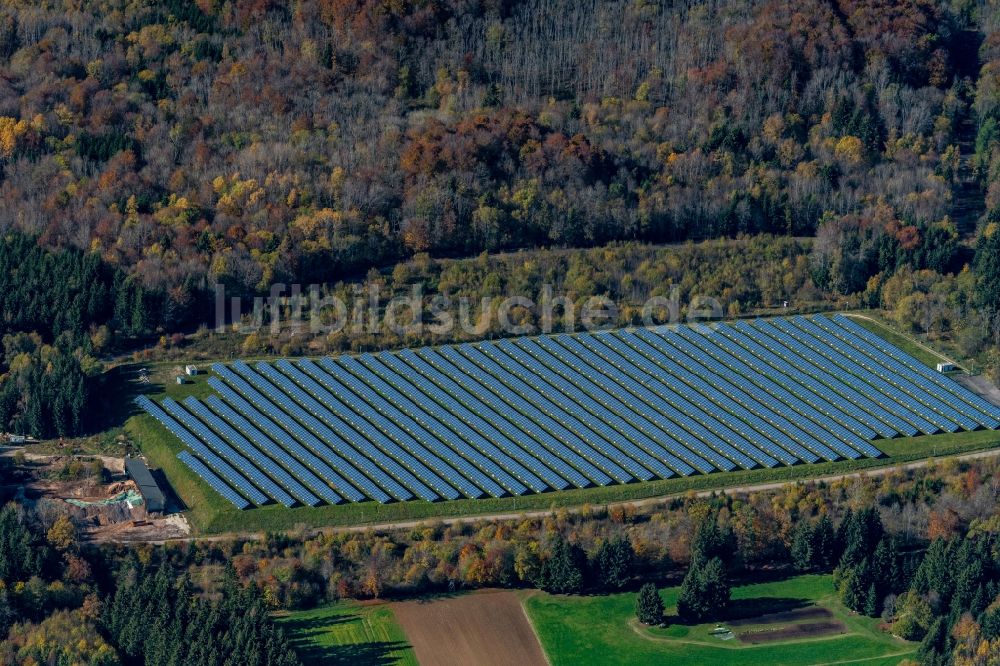 Luftaufnahme Großenstingen - Solarpark bzw. Solarkraftwerk im Wald in Großenstingen im Bundesland Baden-Württemberg, Deutschland