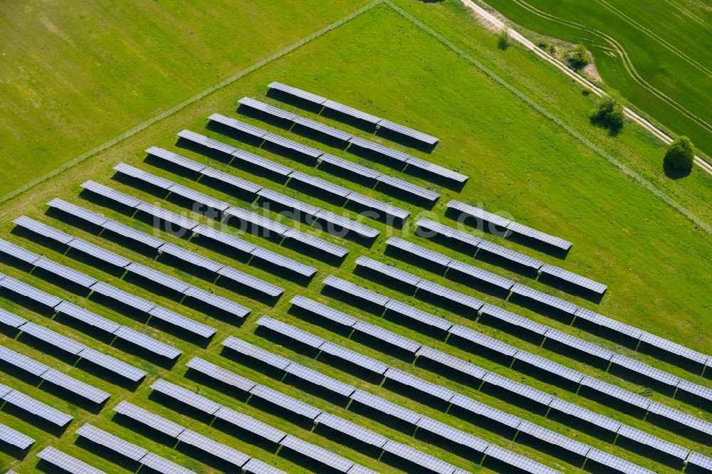Willmersdorf aus der Vogelperspektive: Solarpark bzw. Solarkraftwerk in Willmersdorf im Bundesland Brandenburg, Deutschland