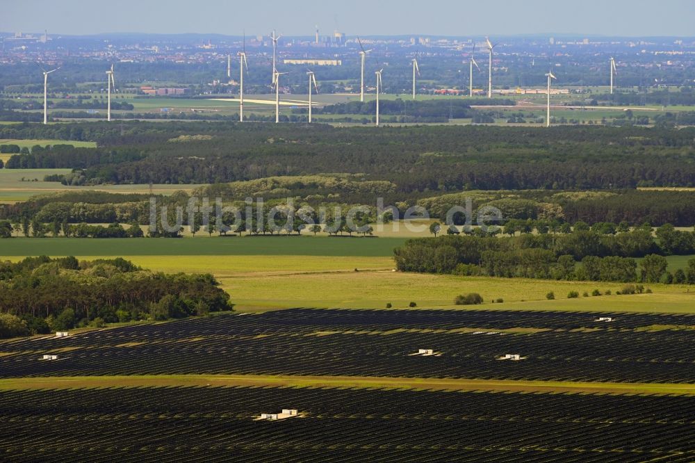 Willmersdorf aus der Vogelperspektive: Solarpark bzw. Solarkraftwerk in Willmersdorf im Bundesland Brandenburg, Deutschland