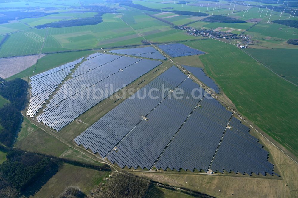 Willmersdorf von oben - Solarpark bzw. Solarkraftwerk in Willmersdorf im Bundesland Brandenburg, Deutschland
