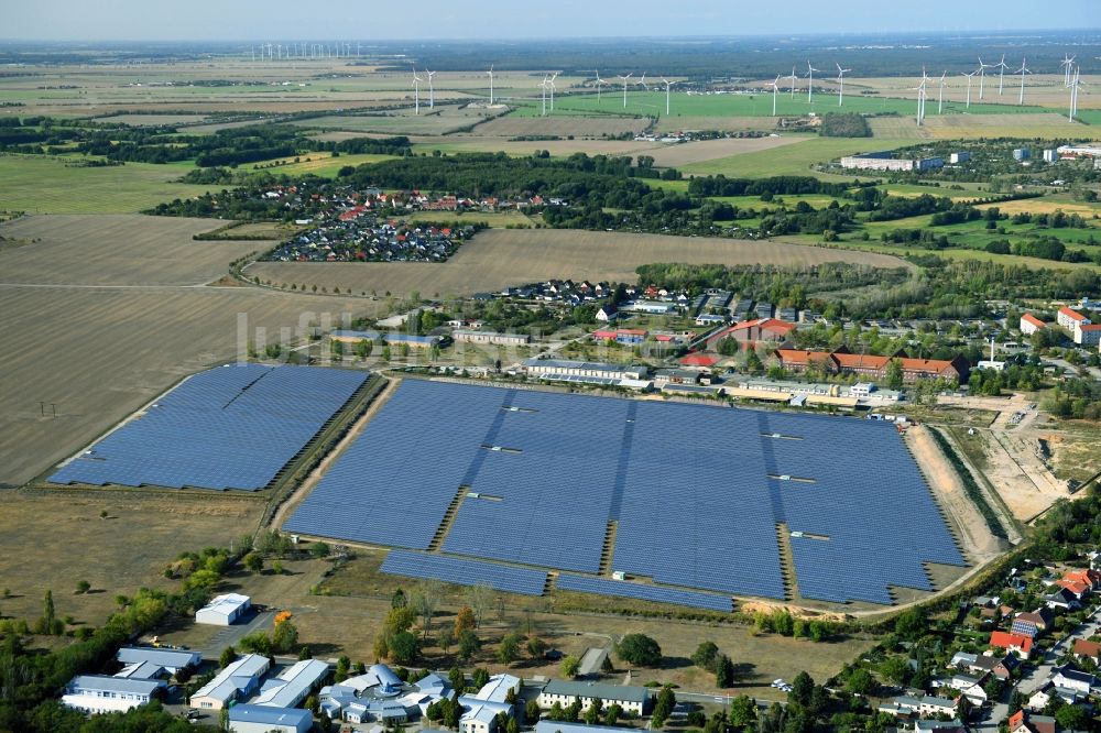 Wolfen von oben - Solarpark bzw. Solarkraftwerk in Wolfen im Bundesland Sachsen-Anhalt, Deutschland