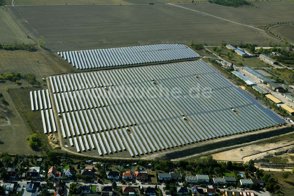 Wolfen aus der Vogelperspektive: Solarpark bzw. Solarkraftwerk in Wolfen im Bundesland Sachsen-Anhalt, Deutschland