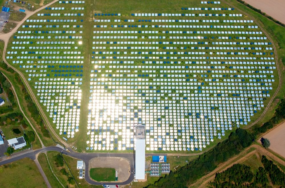 Jülich aus der Vogelperspektive: Solarpark bzw. Solarthermisches Versuchskraftwerk mit Solarturm in Jülich im Bundesland Nordrhein-Westfalen, Deutschland