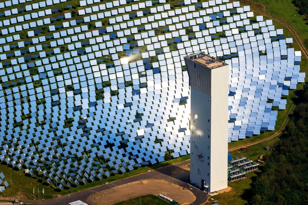 Luftaufnahme Jülich - Solarpark bzw. Solarthermisches Versuchskraftwerk mit Solarturm in Jülich im Bundesland Nordrhein-Westfalen, Deutschland