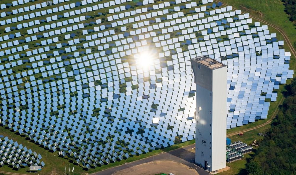 Jülich von oben - Solarpark bzw. Solarthermisches Versuchskraftwerk mit Solarturm in Jülich im Bundesland Nordrhein-Westfalen, Deutschland