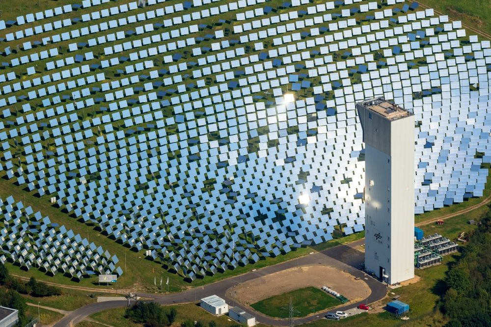 Jülich aus der Vogelperspektive: Solarpark bzw. Solarthermisches Versuchskraftwerk mit Solarturm in Jülich im Bundesland Nordrhein-Westfalen, Deutschland