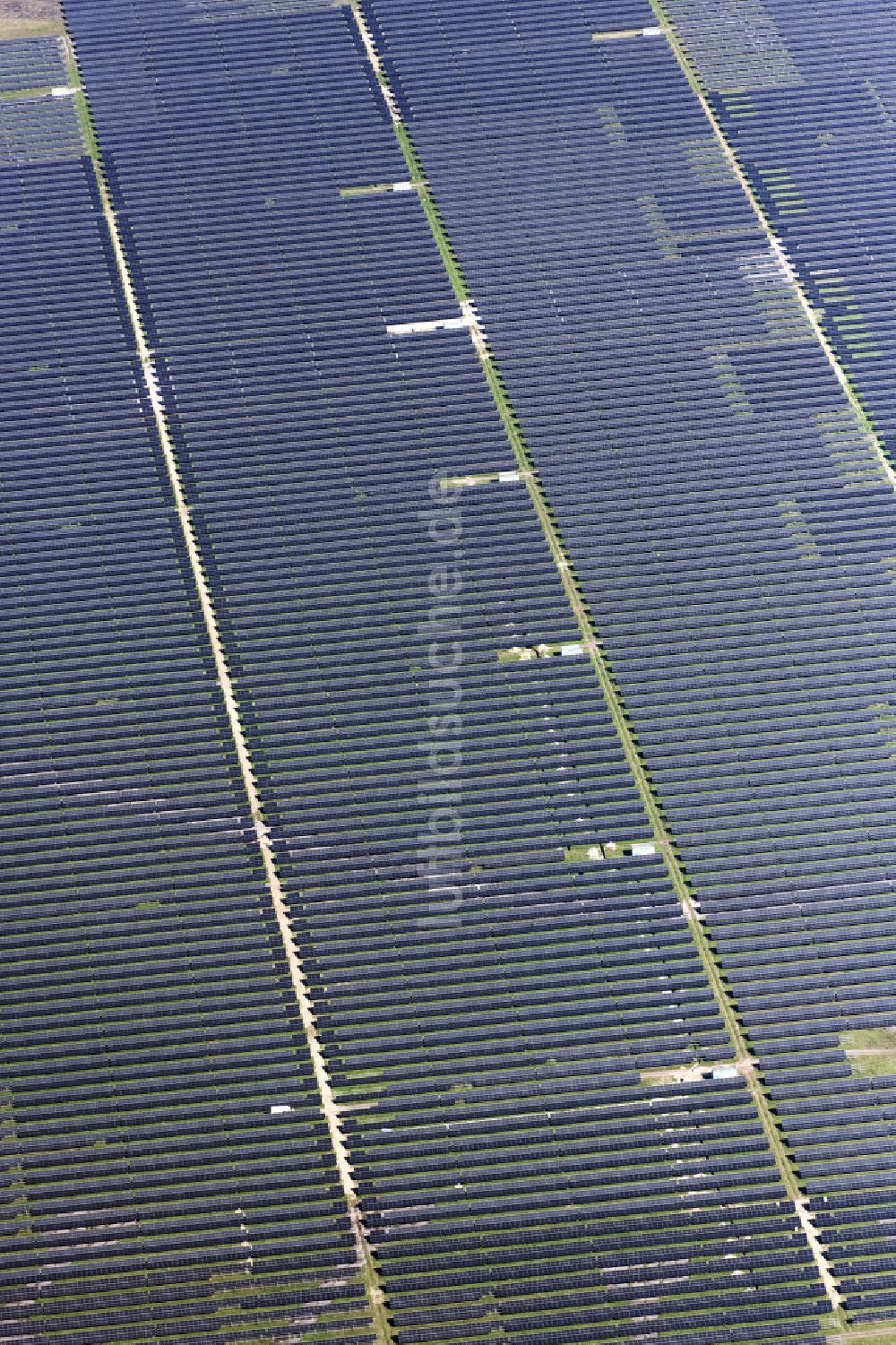 Luftaufnahme Brandenburg an der Havel - Solarpark auf dem ehemaligen NVA Flugplatz Brandenburg Briest in Brandenburg Havel im Bundesland Brandenburg