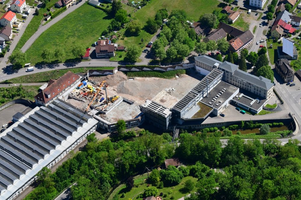 Wehr von oben - Solarpark auf den Firmendächern des ehemaligen Textilunternehmens Brennet AG und baustelle für den Wohnungsbau in Wehr im Ortsteil Brennet im Bundesland Baden-Württemberg