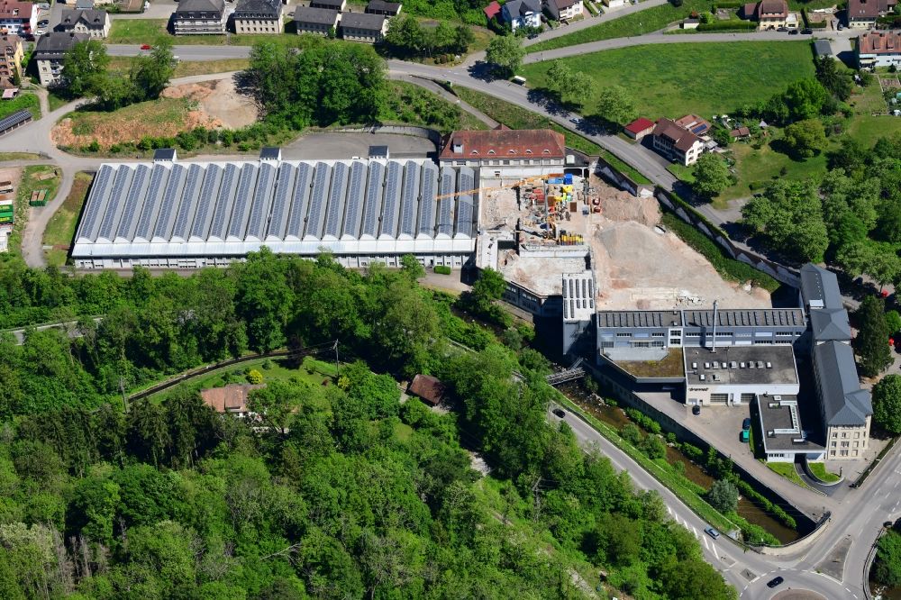 Wehr aus der Vogelperspektive: Solarpark auf den Firmendächern des ehemaligen Textilunternehmens Brennet AG und baustelle für den Wohnungsbau in Wehr im Ortsteil Brennet im Bundesland Baden-Württemberg