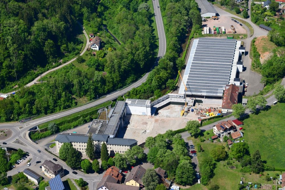 Luftaufnahme Wehr - Solarpark auf den Firmendächern des ehemaligen Textilunternehmens Brennet AG und baustelle für den Wohnungsbau in Wehr im Ortsteil Brennet im Bundesland Baden-Württemberg