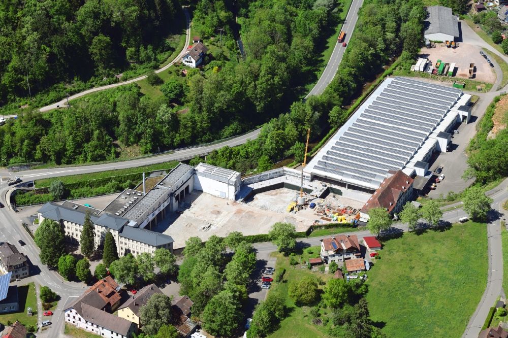 Wehr von oben - Solarpark auf den Firmendächern des ehemaligen Textilunternehmens Brennet AG und baustelle für den Wohnungsbau in Wehr im Ortsteil Brennet im Bundesland Baden-Württemberg