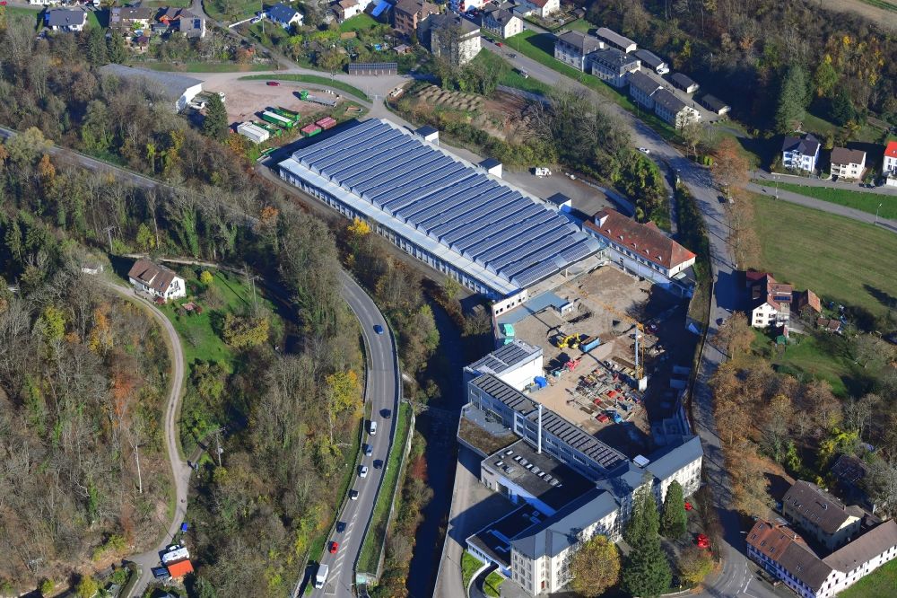 Luftaufnahme Wehr - Solarpark auf den Firmendächern des ehemaligen Textilunternehmens Brennet AG und Baustelle für den Wohnungsbau in Wehr im Ortsteil Brennet im Bundesland Baden-Württemberg
