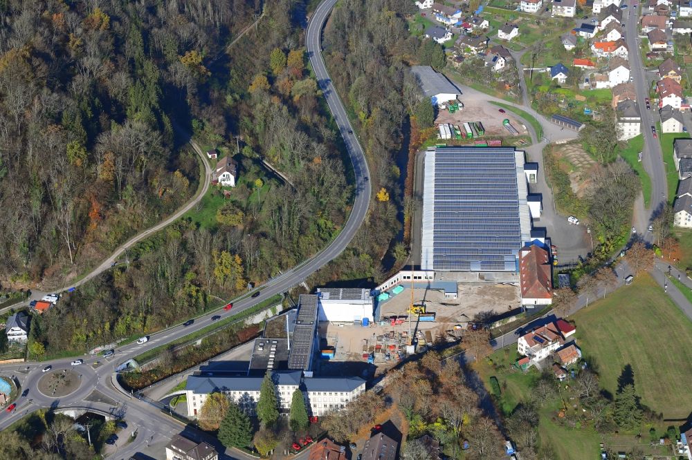 Wehr von oben - Solarpark auf den Firmendächern des ehemaligen Textilunternehmens Brennet AG und Baustelle für den Wohnungsbau in Wehr im Ortsteil Brennet im Bundesland Baden-Württemberg