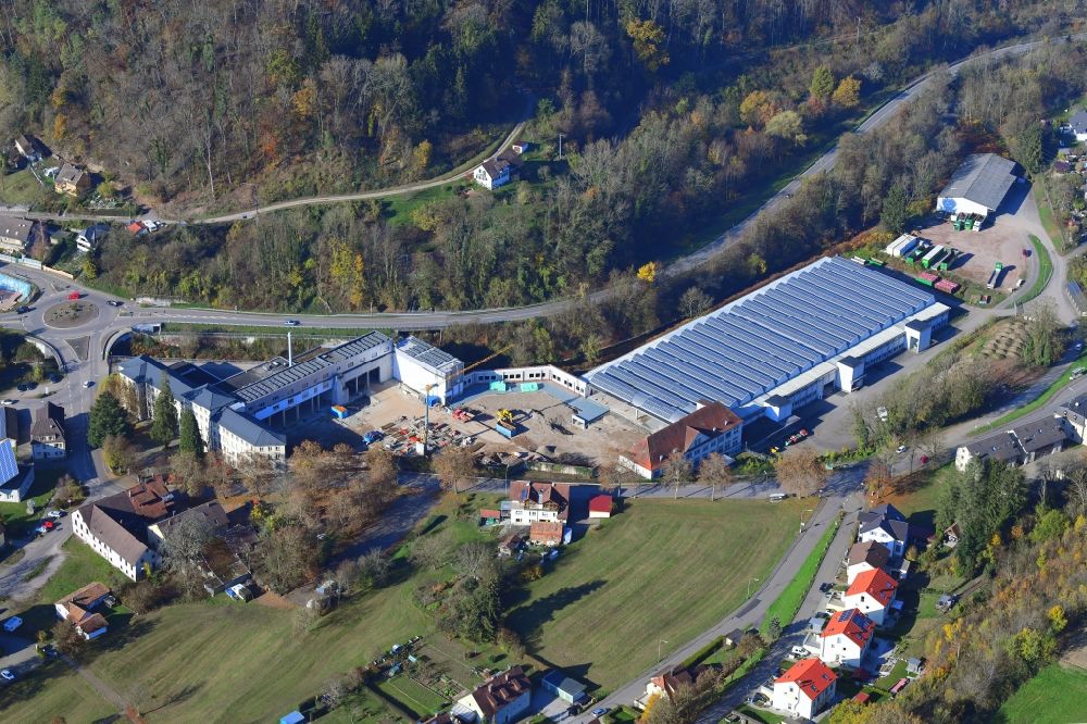 Wehr aus der Vogelperspektive: Solarpark auf den Firmendächern des ehemaligen Textilunternehmens Brennet AG und Baustelle für den Wohnungsbau in Wehr im Ortsteil Brennet im Bundesland Baden-Württemberg