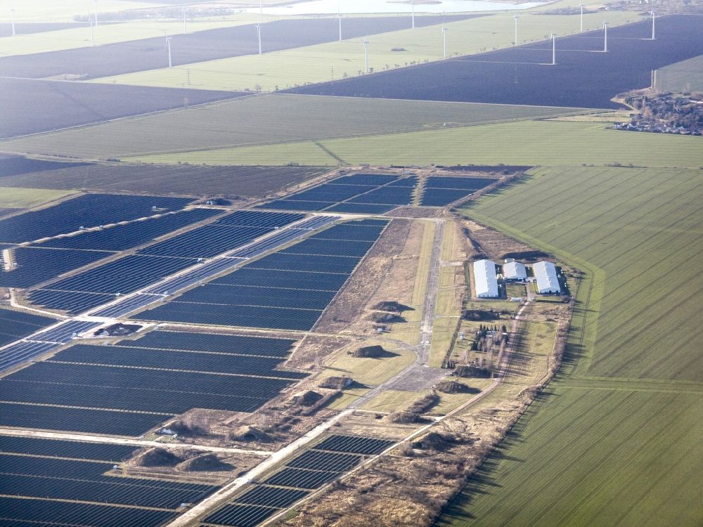 Luftbild Köthen - Solarpark auf dem Flugplatz Köthen im Bundesland Sachsen-Anhalt